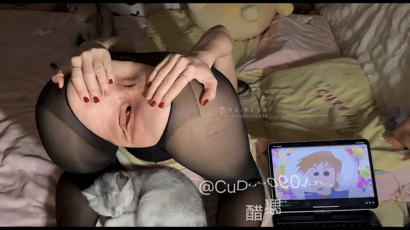 顶级白虎嫩穴反差女神「醋溜老师]合集，道具双穴自慰，激烈潮喷[135V/6.76G]-13.gif