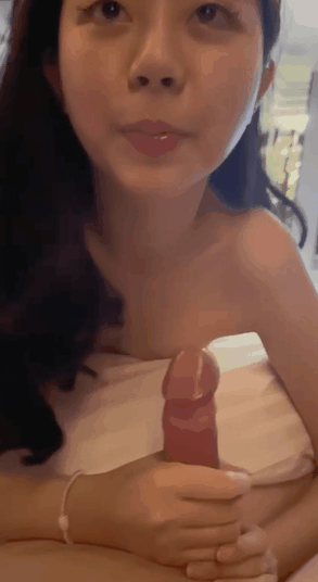 TWZP-1950完整版，超美大眼睛甜美小姐姐与男友性爱私拍流出，各种角度完美露脸吃鸡吧，做爱被男友猛操用超嗲超甜的声音直喊受不了[380M/14V+10P/夸...-1.gif