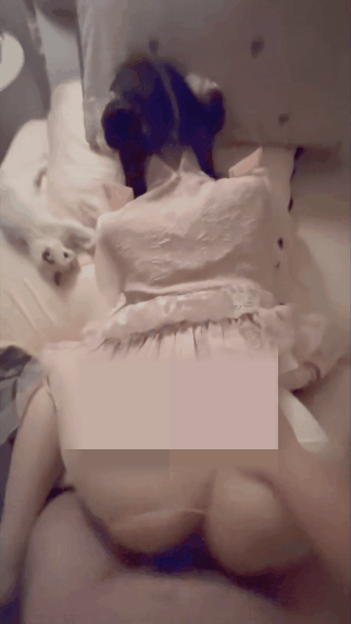 顶级神颜美少女软欲合集-穿着各种超美cos和超色气情趣制服再搭配上各种丝袜，超美颜值脸蛋高速口交，被金猪按在床上一顿猛操，真的是顶级纯欲...-9.gif